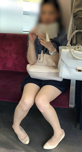 地铁黑短裙少妇玩手机