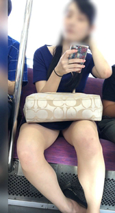 地铁性感短裙美大腿妹子