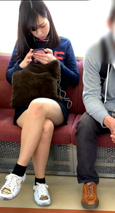 地铁短裙长发妹子玩手机