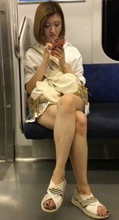 地铁短裙短发美腿少妇