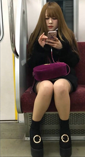 地铁长发短裙小妹夹好紧