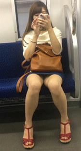 红高跟牛仔短裙妹子