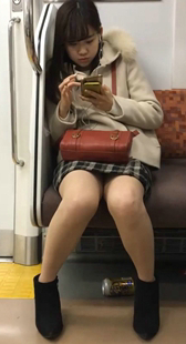 地铁花格短裙妹子