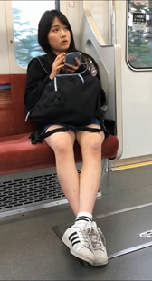 地铁布鞋短裙小美女