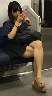 凉鞋短裙小姐姐玩手机