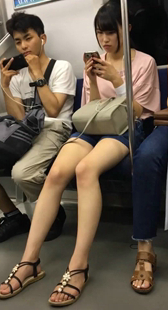 地铁凉鞋牛仔短裤妹子