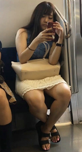 地铁蕾丝短裙少妇