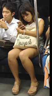 地铁短裙高跟少妇心情差