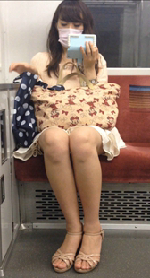 地铁白短裙美腿小妹子