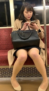 地铁短裙大长腿长发美女