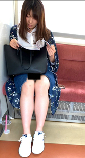 地铁短裙学妹三角区性感