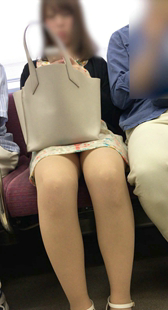 花短裙大长腿妹子