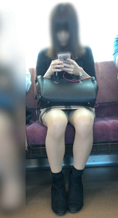 花格子裙美腿美女