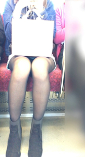 性感白短裙黑丝袜妹子