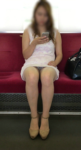 性感白色连衣裙三角区美女