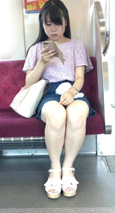 包臀短裙小姐姐玩手机