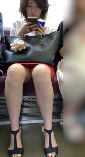 红短裙金三角短发妹子