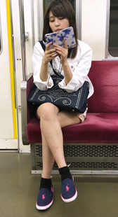 地铁短裙美腿美女看手机