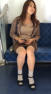 黄短裙长发少妇三角区