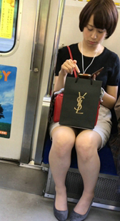 超短白裙长腿高跟小姐姐