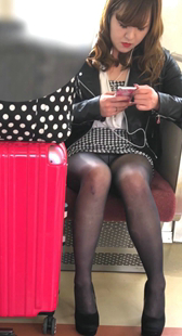 格子短裙黑色丝裤三角区美女