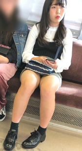 超短裙大长腿红唇美女