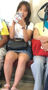 牛仔短裙长腿小姐姐