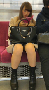 地铁短裙肉丝黄发妹子