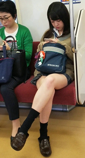 地铁黄裙长腿美女