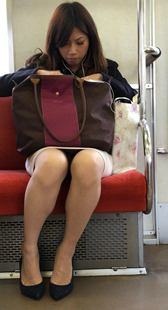 紧身包臀白短裙妹子