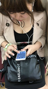 胸器超短裙美女小姐姐