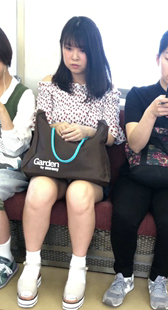 地铁包臀短裙妹子