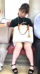 包臀白短裙长腿妹子