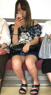 地铁性感黑短裙美腿美女