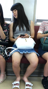 牛仔短裙长腿美女