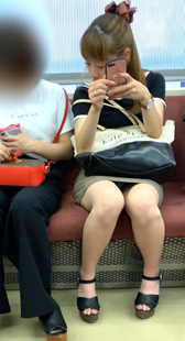 黄色短裙长腿妹子