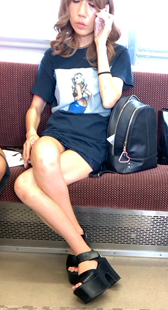 紧身超短黑裙腿夹真紧