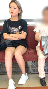 黑短裙美腿美女不太开心