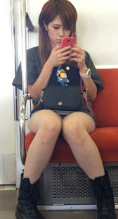 牛仔短裙妹子玩手机