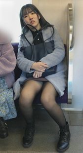 地铁黑丝超短裙妹子