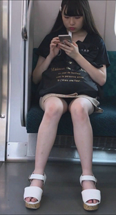 股を見せて美少女JK