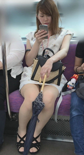 芸能人ル美女ン越し花柄