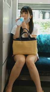 盗撮に気づンティを隠さない美女