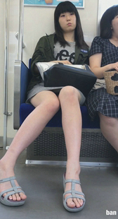 美人女子大生の対面生足美脚