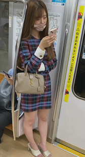 大胆に生脚を披露する美人お姉