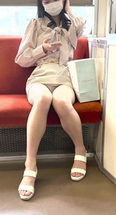 可愛い股開女の子