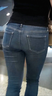 大屁股姐姐像蓬松的气球