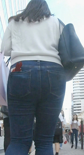 饱满丰臀牛仔少妇