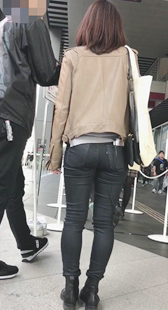 性感黑牛仔紧臀小姐姐