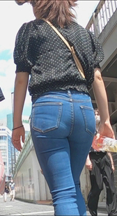 お姉さんチリお尻を揉み潰